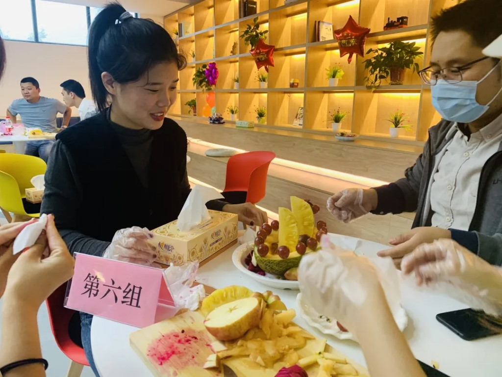 猜燈謎、拼果盤，中原工業(yè)設(shè)計城的這場迎國慶中秋雙節(jié)活動氛圍濃