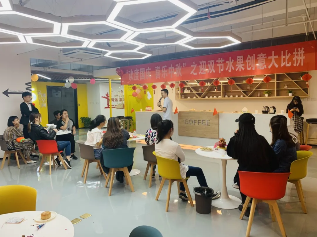 猜燈謎、拼果盤，中原工業(yè)設(shè)計城的這場迎國慶中秋雙節(jié)活動氛圍濃