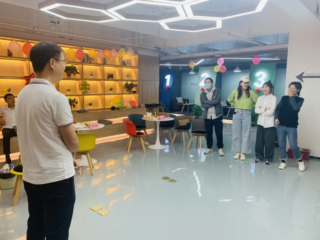 猜燈謎、拼果盤，中原工業(yè)設(shè)計城的這場迎國慶中秋雙節(jié)活動氛圍濃