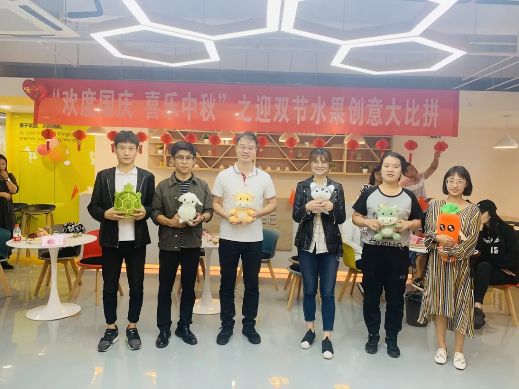 猜燈謎、拼果盤，中原工業(yè)設(shè)計城的這場迎國慶中秋雙節(jié)活動氛圍濃