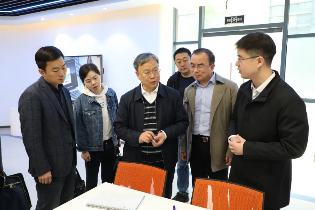 洛陽市工信局黨組成員、副局長李君一行蒞臨中原工業(yè)設(shè)計城參觀考察