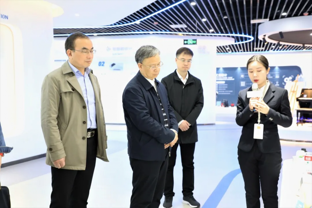 洛陽市工信局黨組成員、副局長李君一行蒞臨中原工業(yè)設(shè)計城參觀考察
