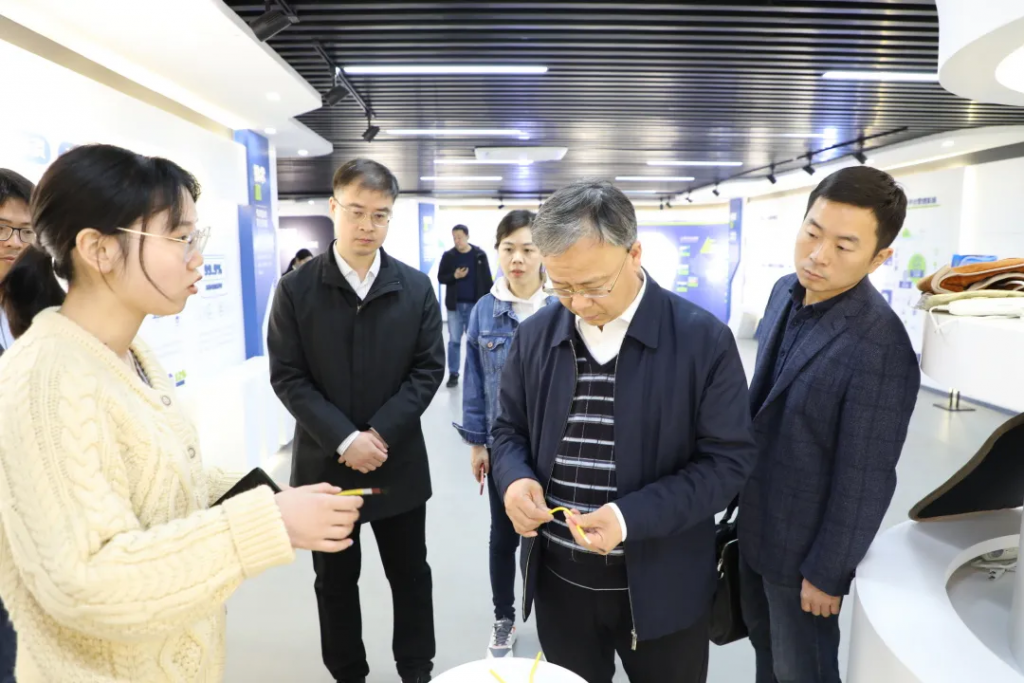 洛陽市工信局黨組成員、副局長李君一行蒞臨中原工業(yè)設(shè)計城參觀考察