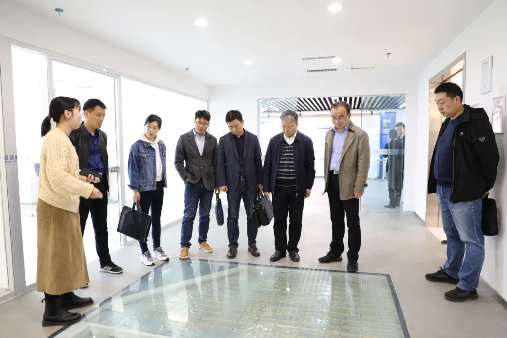 洛陽市工信局黨組成員、副局長李君一行蒞臨中原工業(yè)設(shè)計城參觀考察