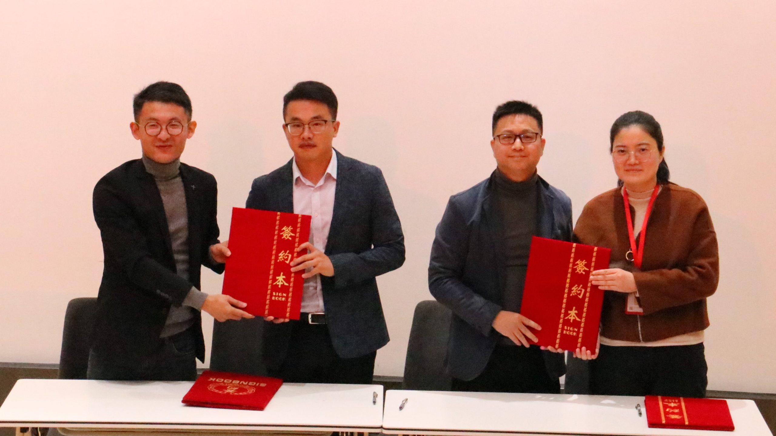 灣區(qū)校企協(xié)同創(chuàng)新賦能產(chǎn)業(yè)發(fā)展對接活動暨灣區(qū)設計人才聯(lián)合培養(yǎng)簽約儀式成功舉辦