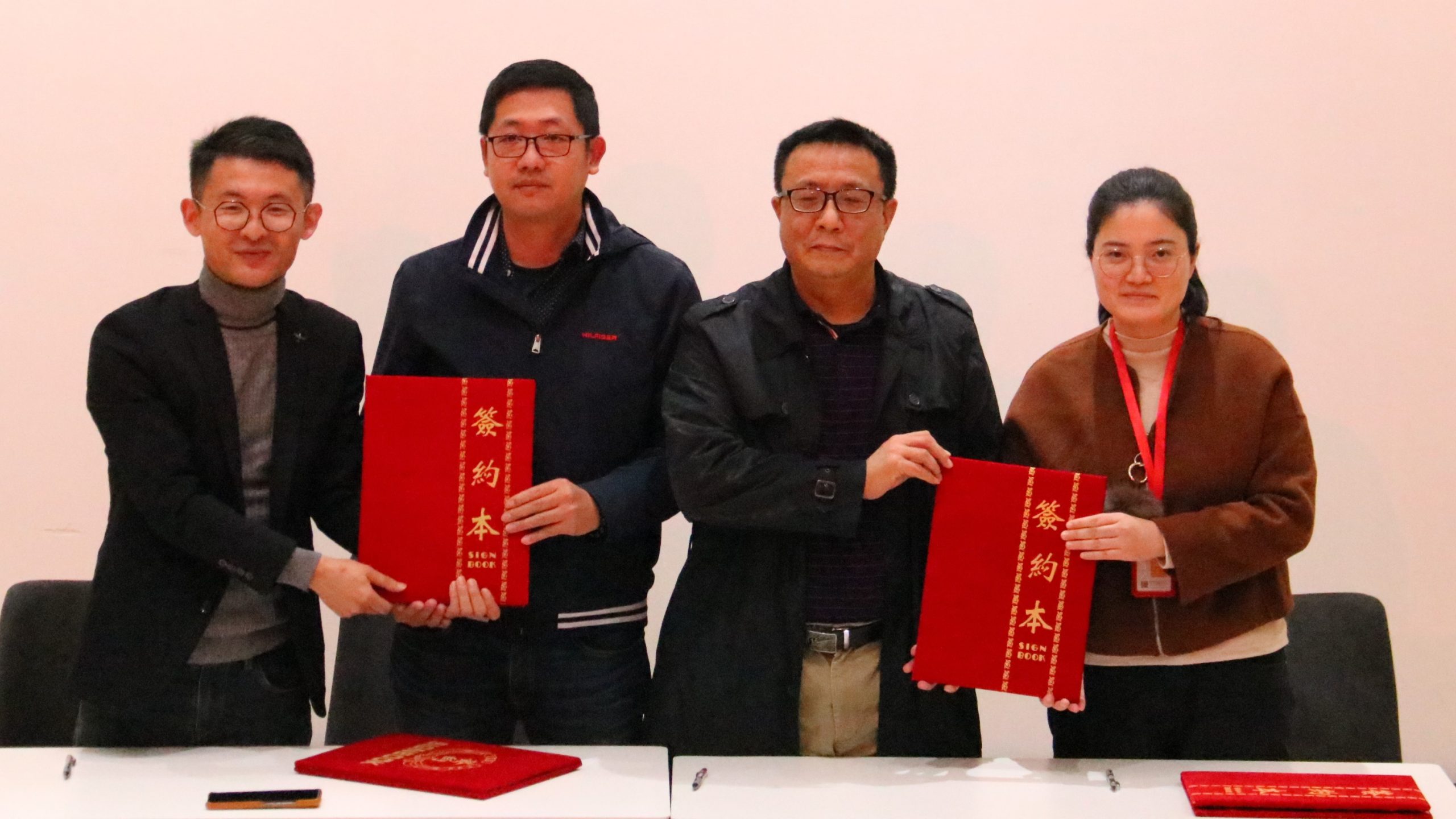 灣區(qū)校企協(xié)同創(chuàng)新賦能產(chǎn)業(yè)發(fā)展對接活動暨灣區(qū)設計人才聯(lián)合培養(yǎng)簽約儀式成功舉辦