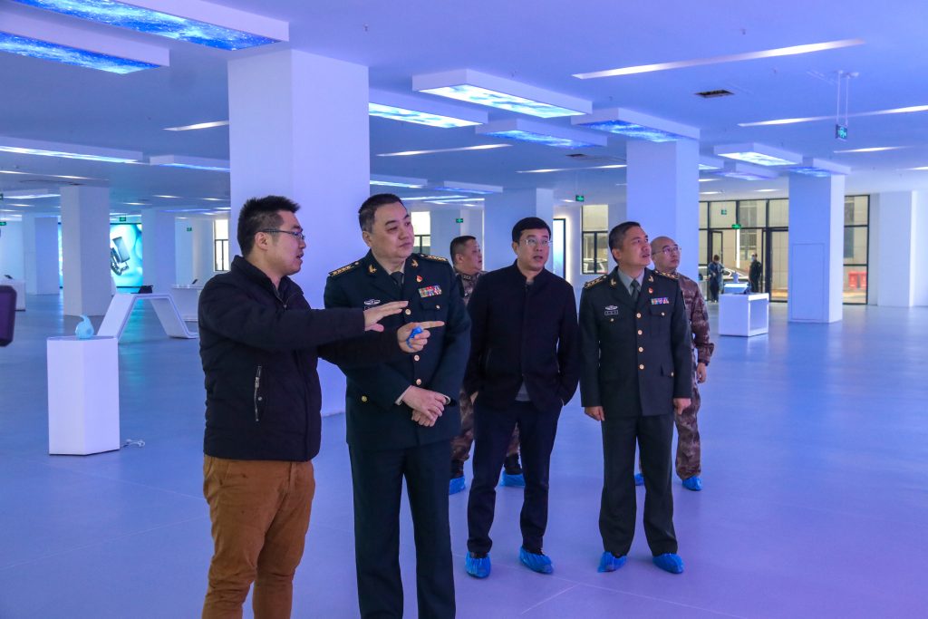 宜春市委常委、軍分區(qū)政委黃長(zhǎng)平調(diào)研走訪(fǎng)中部教裝城，勉勵(lì)說(shuō)……