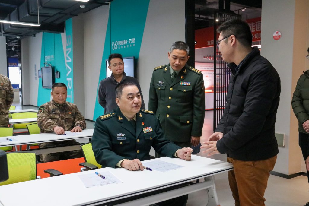 宜春市委常委、軍分區(qū)政委黃長(zhǎng)平調(diào)研走訪(fǎng)中部教裝城，勉勵(lì)說(shuō)……