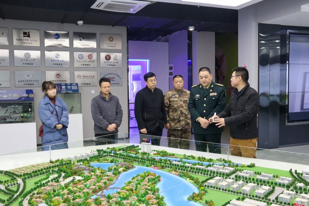 宜春市委常委、軍分區(qū)政委黃長(zhǎng)平調(diào)研走訪(fǎng)中部教裝城，勉勵(lì)說(shuō)……