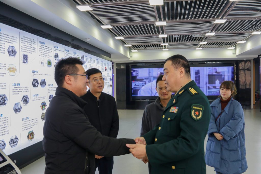 宜春市委常委、軍分區(qū)政委黃長(zhǎng)平調(diào)研走訪(fǎng)中部教裝城，勉勵(lì)說(shuō)……