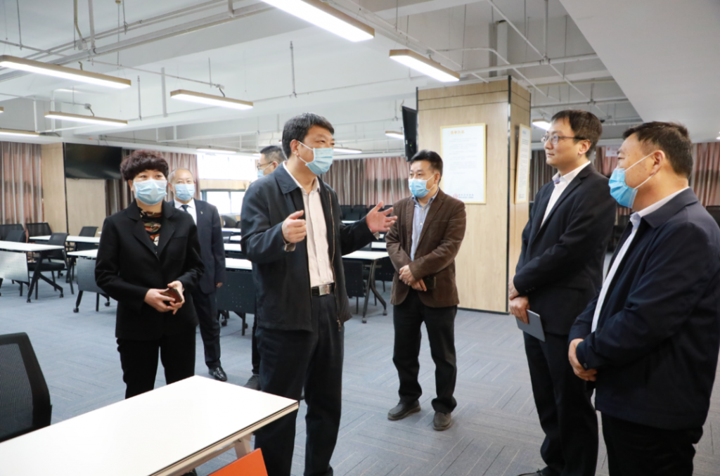 焦作市委常委、統戰部部長董炳麓一行蒞臨中原工業設計城參觀調研