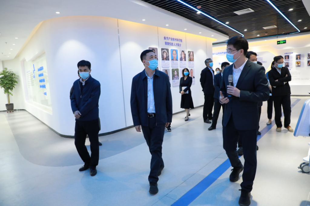 省委組織部黨員干部駐村工作辦公室主任王剛一行蒞臨設計城參觀調(diào)研