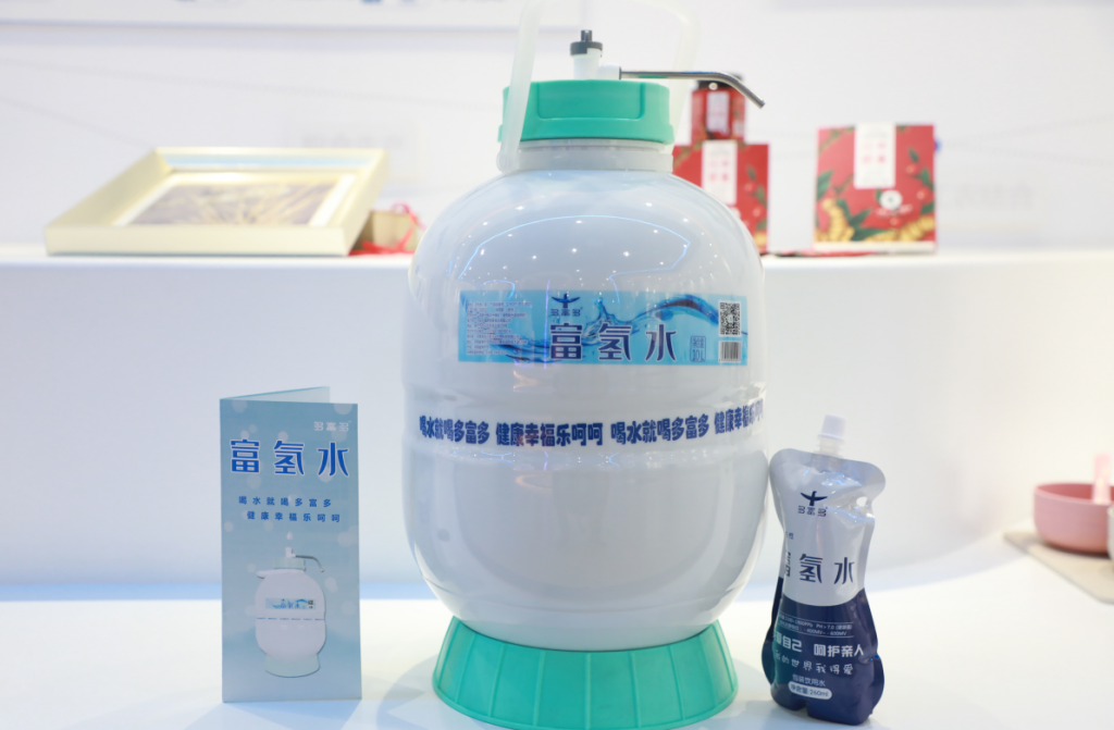 焦作市中站區(qū)統(tǒng)戰(zhàn)部副部長王雪力帶領(lǐng)區(qū)新聯(lián)會會員一行蒞臨設(shè)計城參觀考察