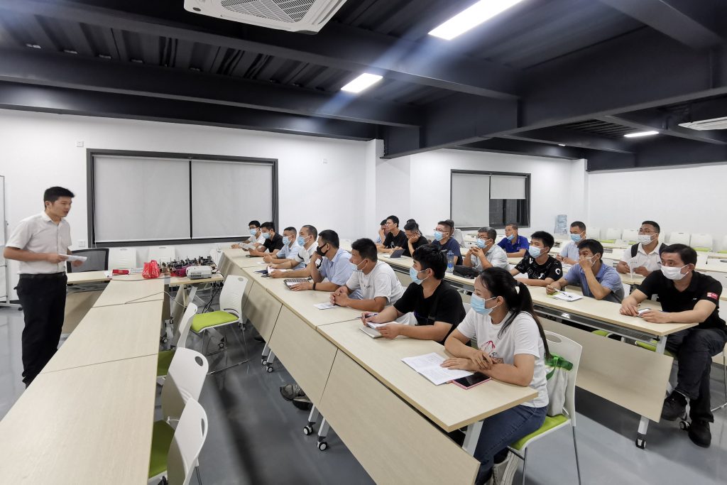“拋磚”引智能制造專才 設(shè)計(jì)城第三期機(jī)器人培訓(xùn)班開課