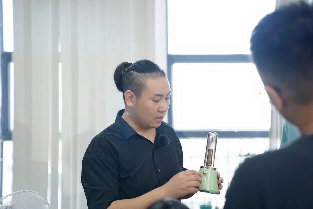 “解鎖”高科技！他這個(gè)設(shè)計(jì)拿下紅點(diǎn)獎 | 從800到8000，牢記囑托開新局⑩